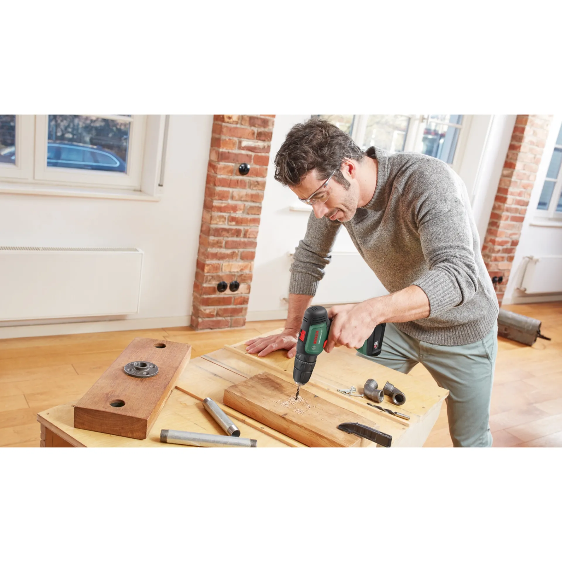 UNIVERSAL IMPACT 18V SLAGBOREMASKINE AKKU MED BATTERI OG LADER|Bosch New