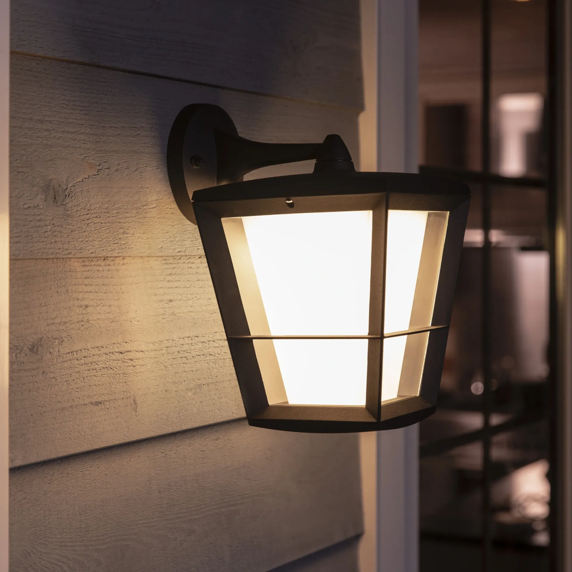 WCA ECONIC UDENDØRS VÆGLAMPE 15W SORT|Philips Hue Outlet