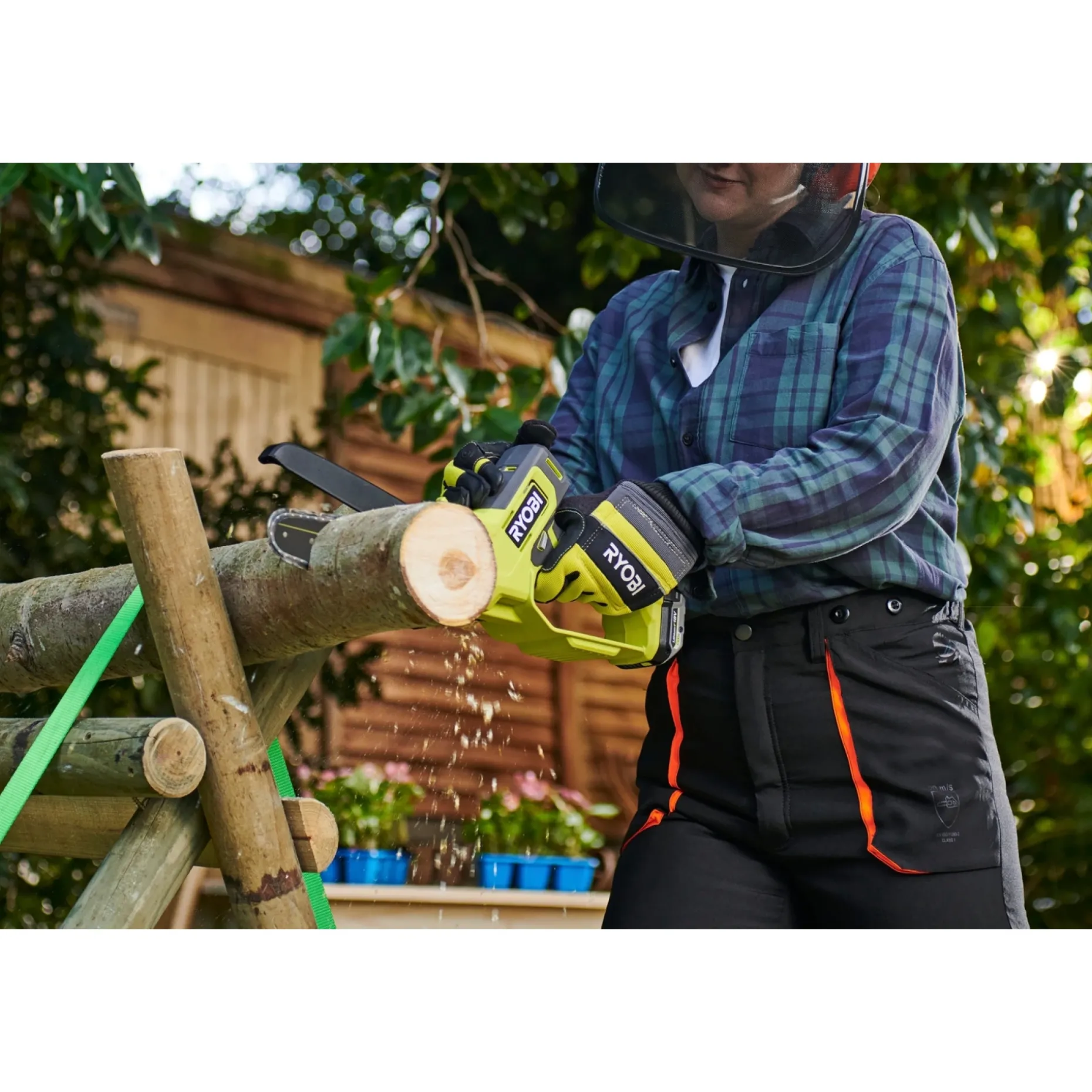 RYOBI GRENSAV AKKU 15 CM MED BATTERI OG LADER