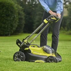 RYOBI PLÆNEKLIPPER AKKU 18V MED BATTERI OG LADER